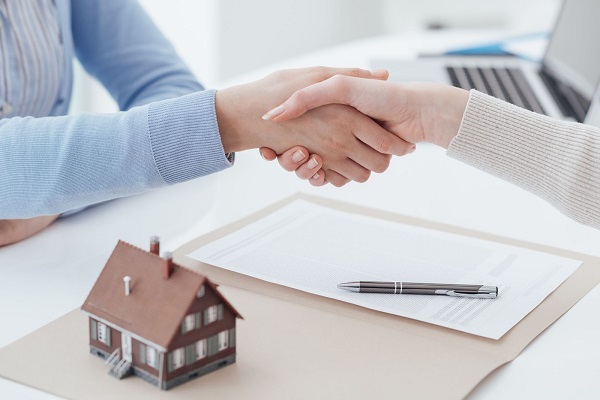 an estate agent closing in a deal in an office - estate agent tips